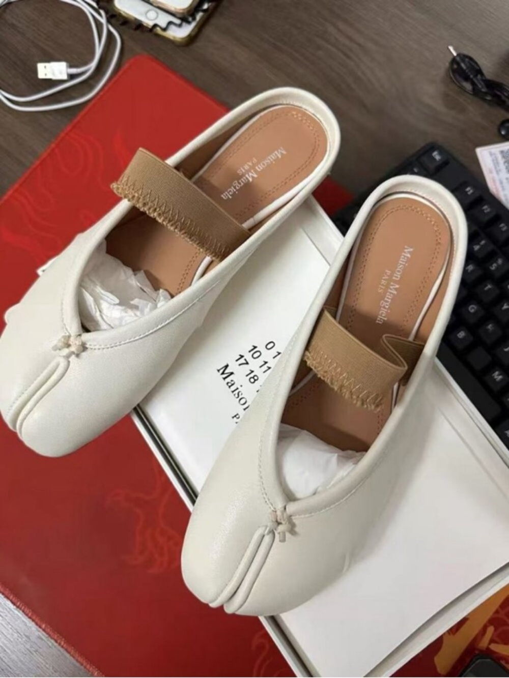 Maison Martin Margiela Cream Leather Tabi Slip-On Flats with Tan Strap - Picture 2 of 7